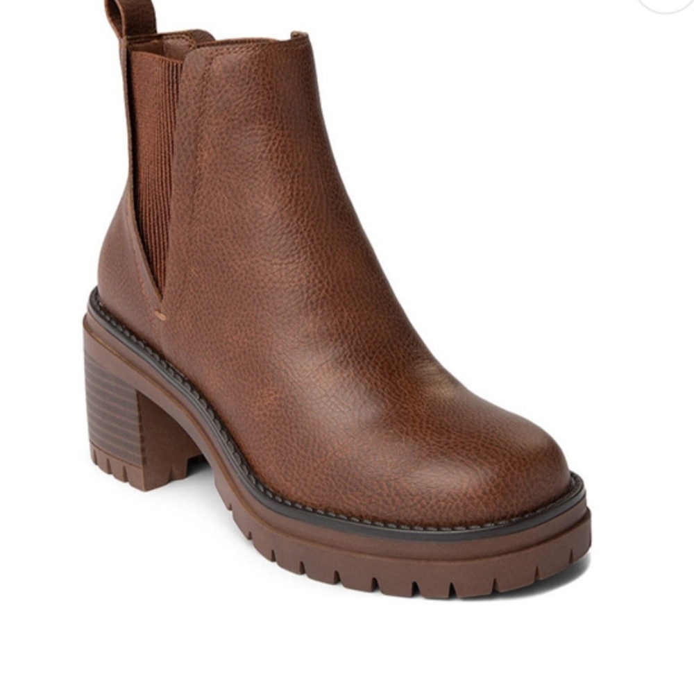 MIA Casen Chelsea Boot, Size 7, in Luggage